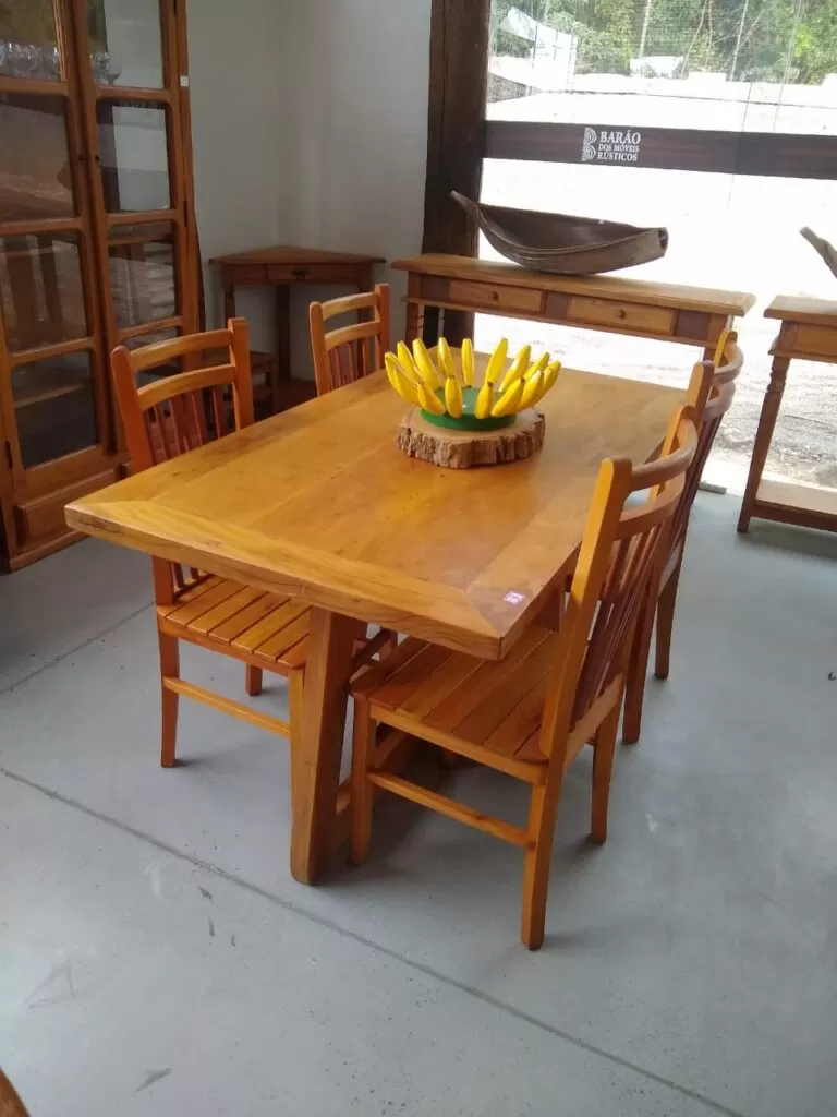 Mesa para sala de jantar em madeira recuperada.