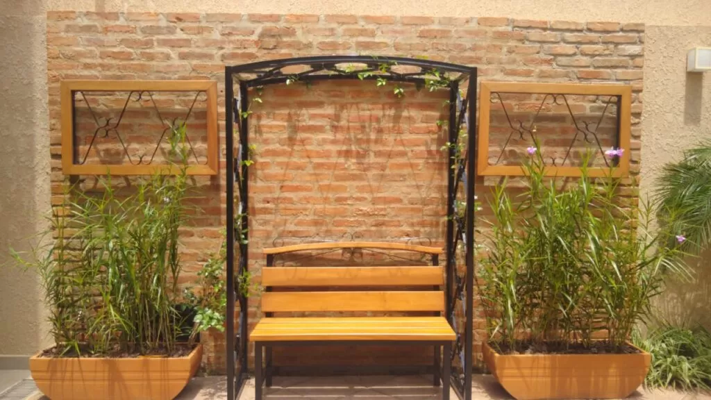 Banco de madeira personalizado para jardim.