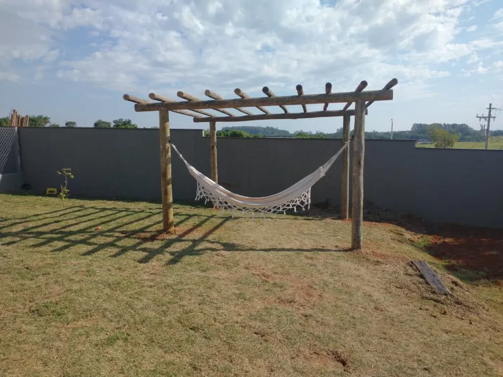 Pergolado de madeira personalizado em jardim.