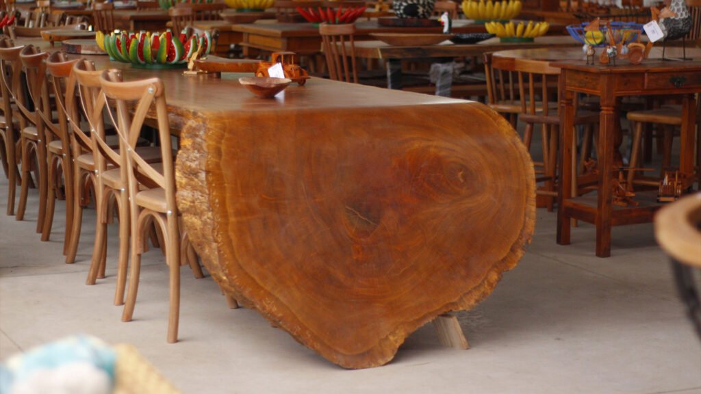 Mesa de madeira rústica robusta e de impacto na decoração.