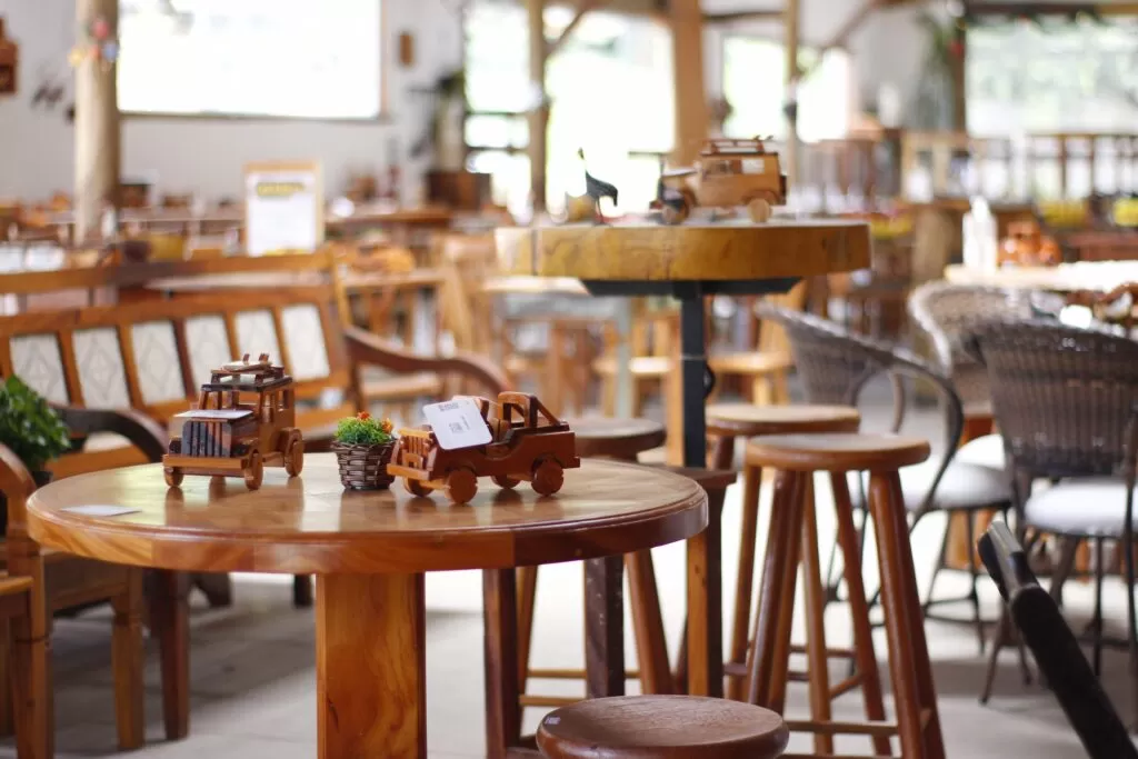 Móveis para sala decorados com objetos em madeira.