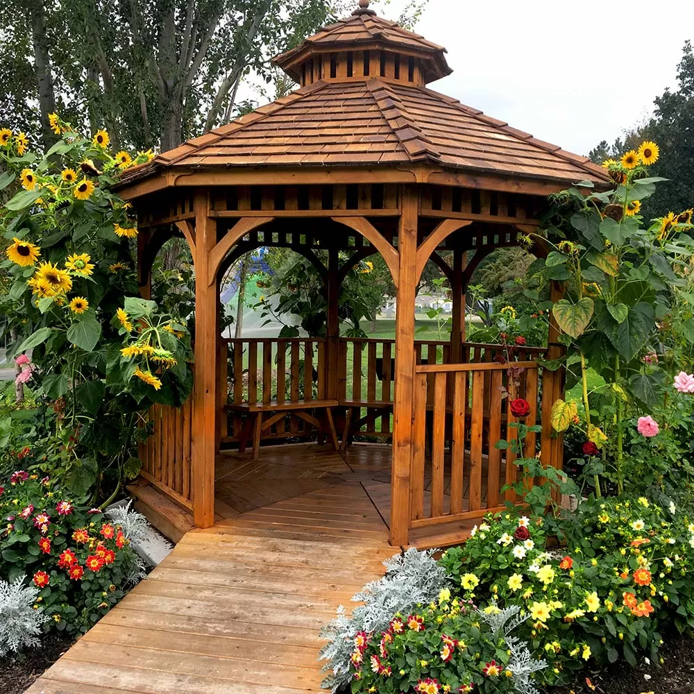 Gazebo instalado em jardim.