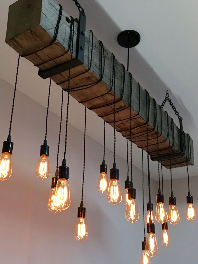 A decoração industrial usa muitos pendentes e lâmpadas Edison na iluminação.