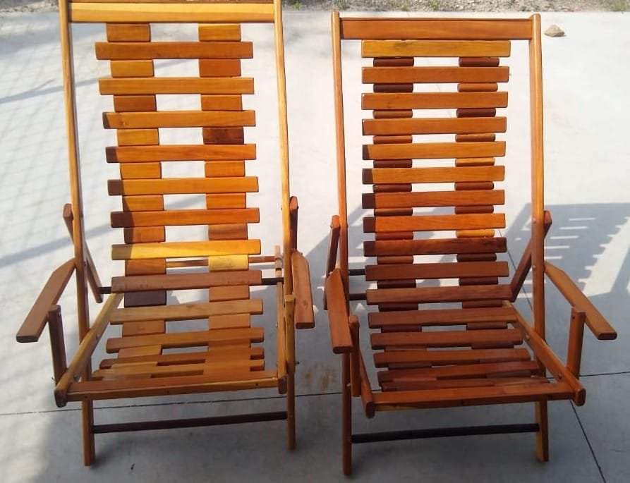 Duas cadeiras de madeira maciça.