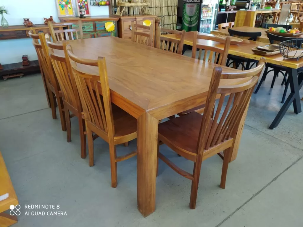 Conjunto de mesa com cadeiras em madeira natural.