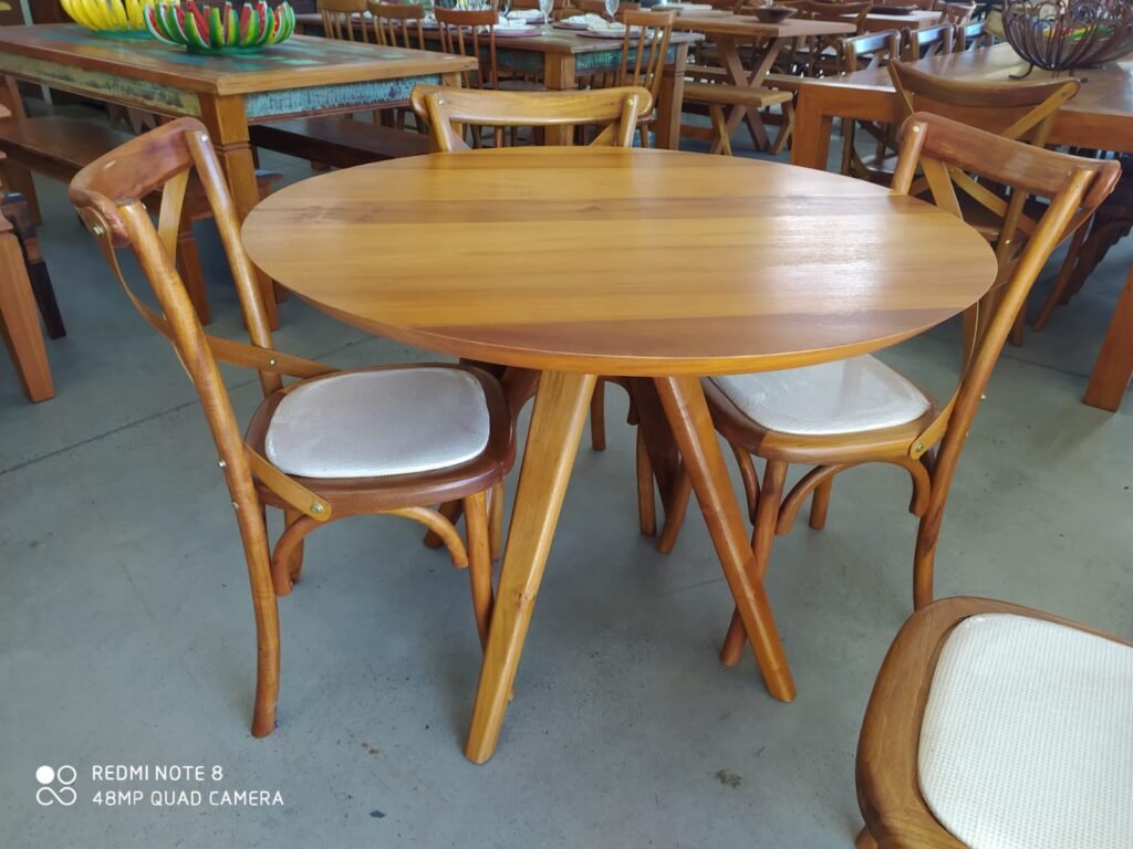 Conjunto de mesa com cadeiras para cozinha rústica moderna.