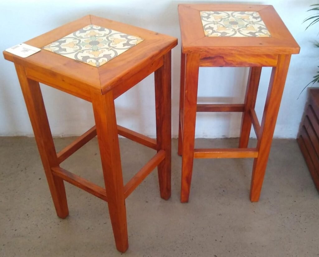 Banquetas quadradas de madeira.