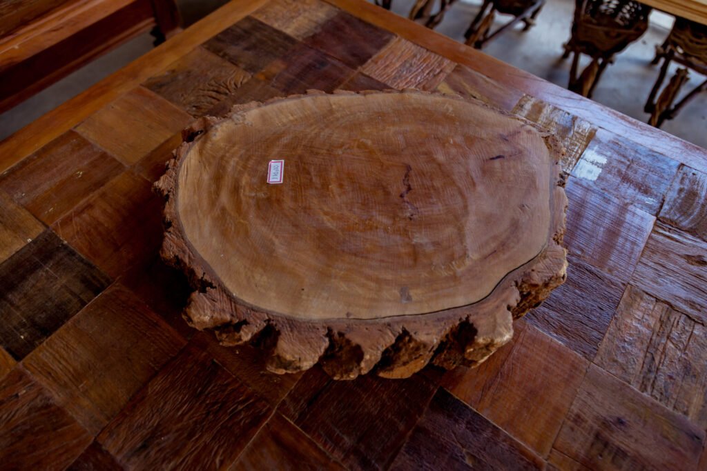 Peça de madeira rústica para decoração de mesas de jantar.