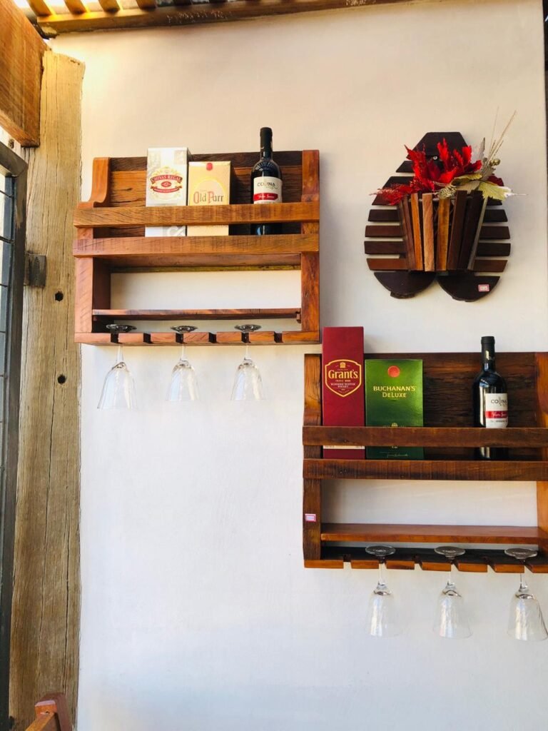 Bar de parede para garrfas e taças de vinho.