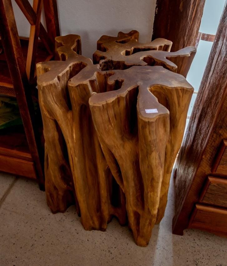 Mesa lateral em formato de tronco de árvore.